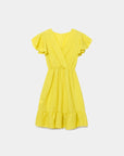 Robe fluide manches courtes en polyester légère — coupe féminine, modèle jaune sur fond clair.