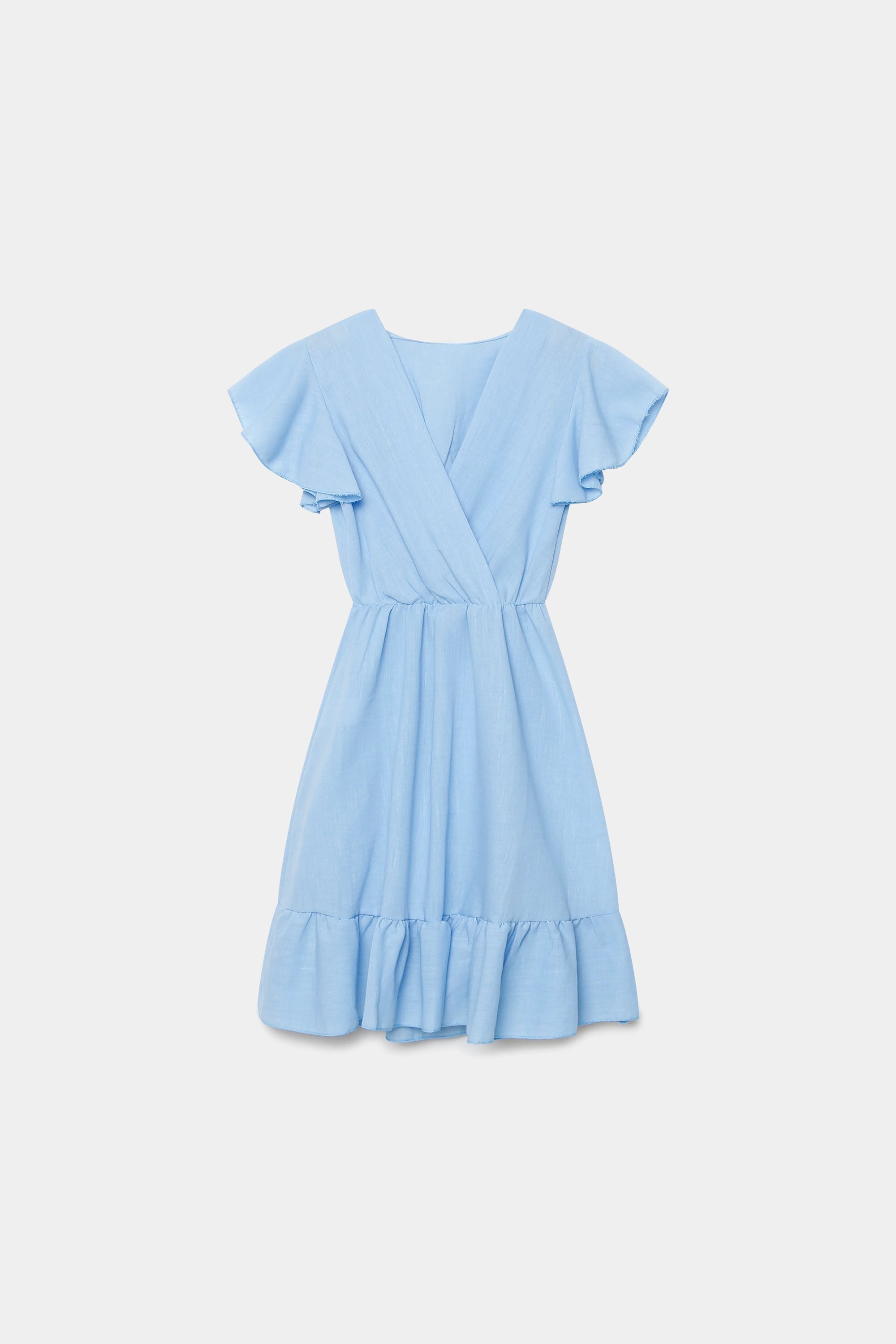 Robe fluide manches courtes en polyester légère — coupe féminine, modèle bleu ciel sur fond neutre.