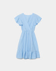 Robe fluide manches courtes en polyester légère — coupe féminine, modèle bleu ciel sur fond neutre.