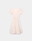 Robe fluide manches courtes en polyester légère — coupe féminine, modèle rose clair, présentée de face.
