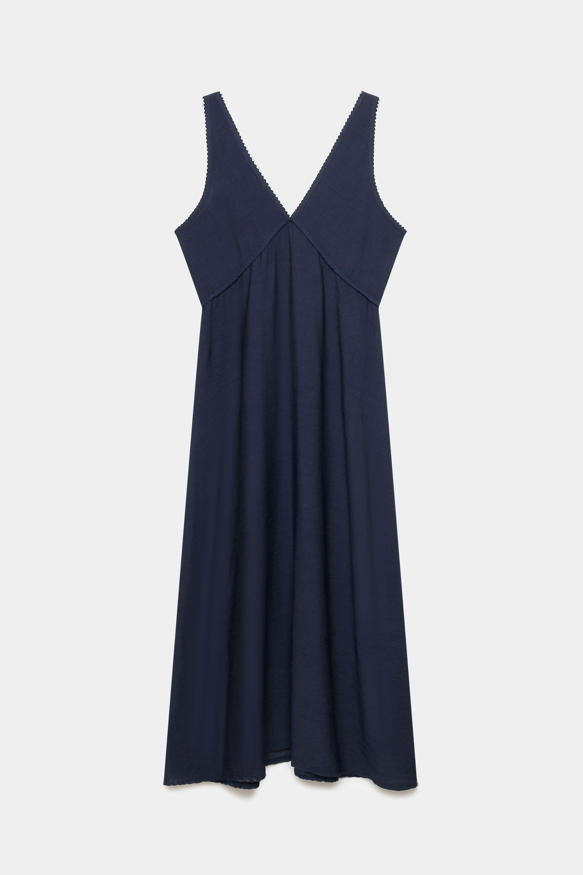 Robe midi fluide brodée en viscose confortable, vêtue en couleur marine, prise de vue flatteuse.