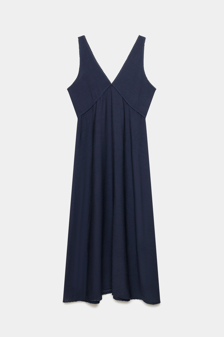 Robe midi fluide brodée en viscose confortable, vêtue en couleur marine, prise de vue flatteuse.