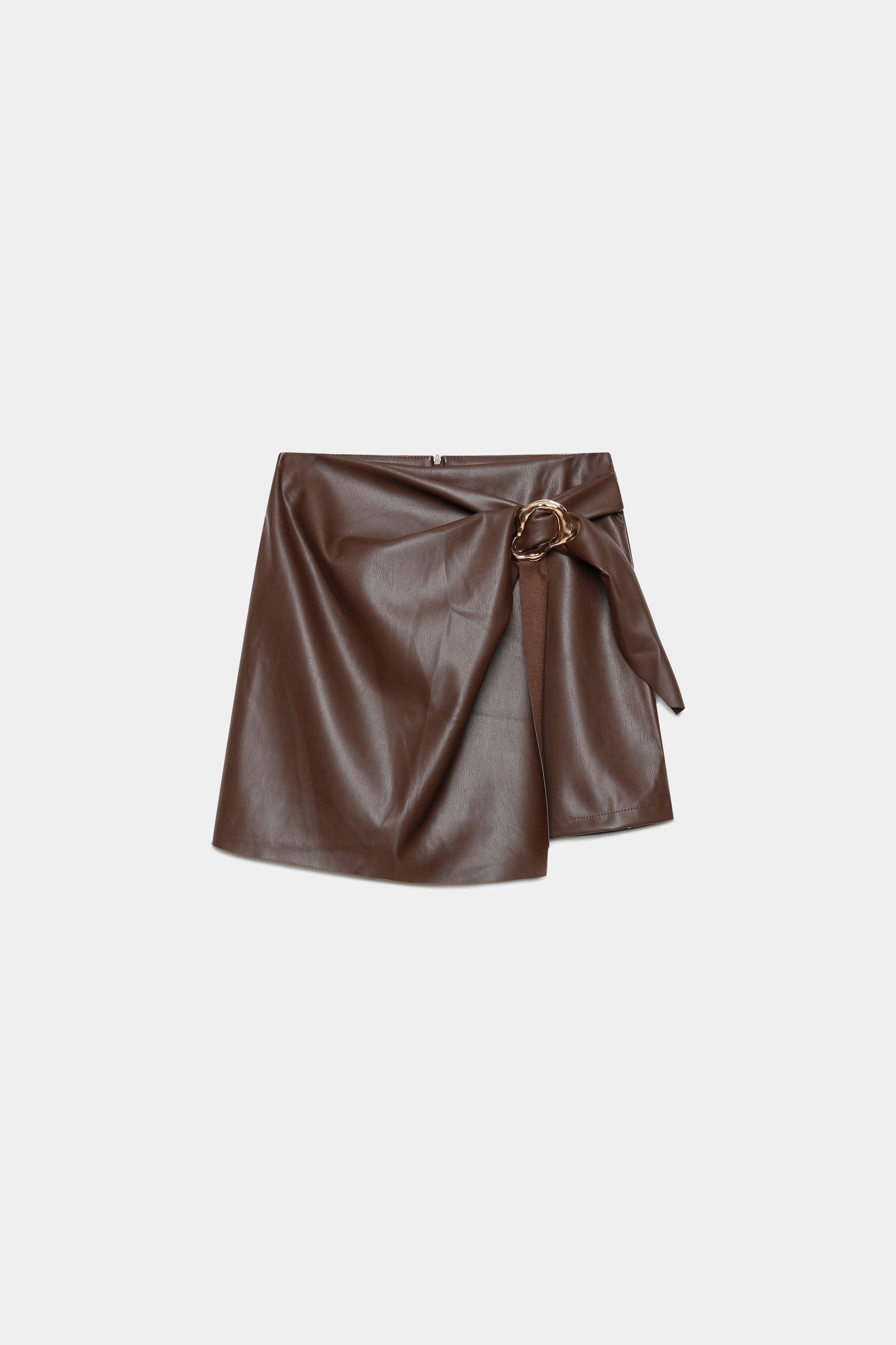 Vue de face d'une jupe similicuir taille haute en brun, une mode chic et contemporaine.