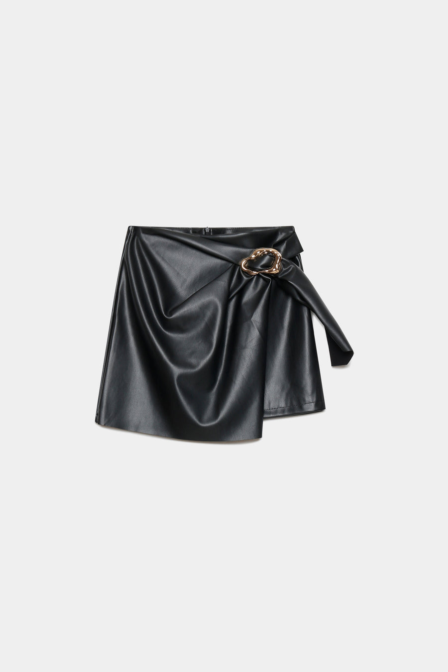 Image d'une jupe similicuir taille haute en noire, soulignant son esthétique chic.