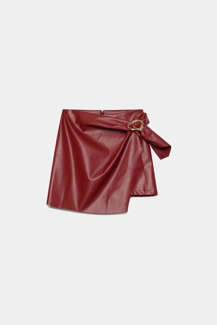 Jupe similicuir taille haute rouge présentée seule, soulignant son style et sa coupe contemporaine.