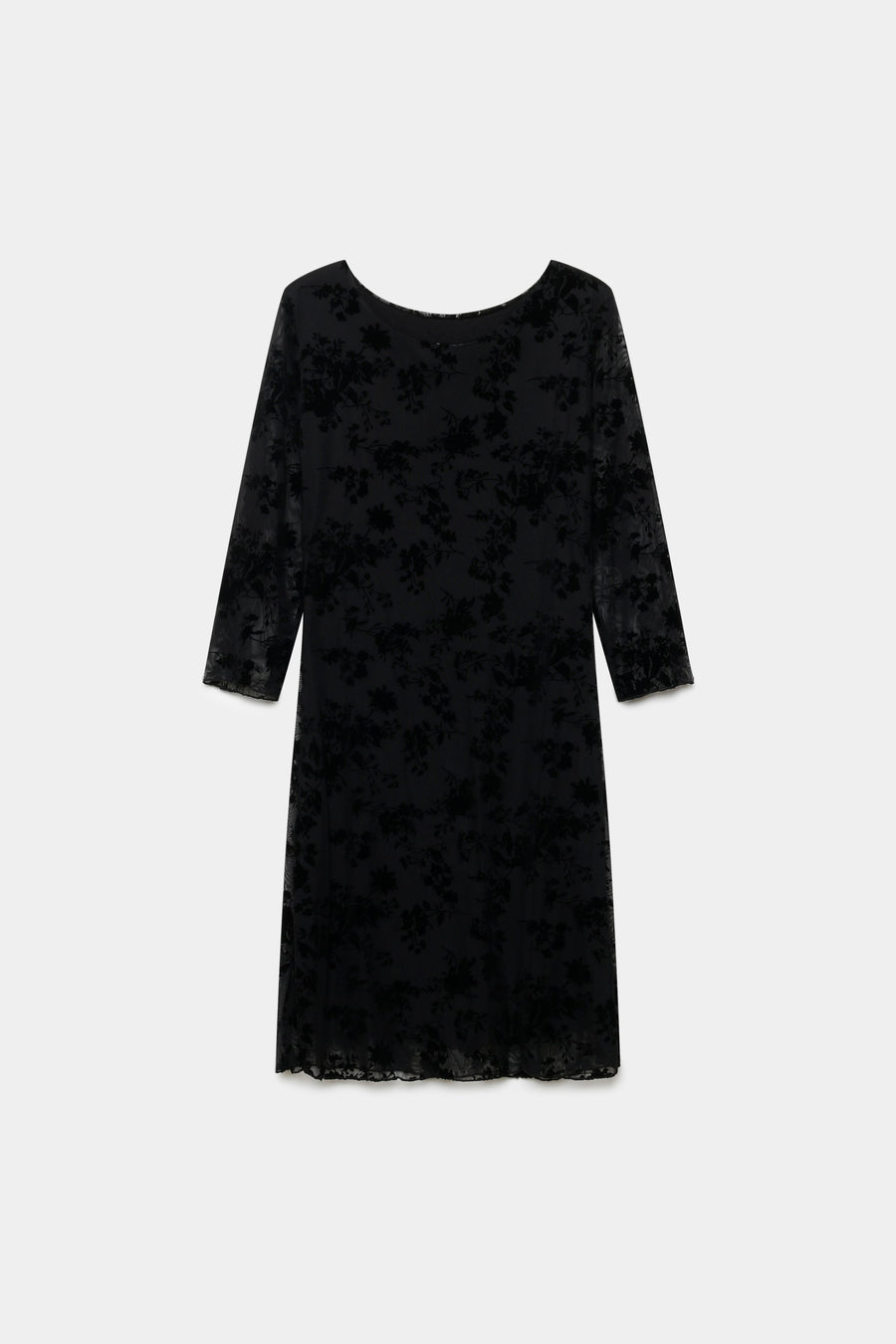 Robe courte dentelle chic manches 3/4 noire, présentée seule pour mettre en valeur son design soigné et sa coupe flatteuse. Un incontournable pour les soirées, robe courte dentelle.