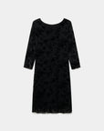 Robe courte dentelle chic manches 3/4 noire, présentée seule pour mettre en valeur son design soigné et sa coupe flatteuse. Un incontournable pour les soirées, robe courte dentelle.