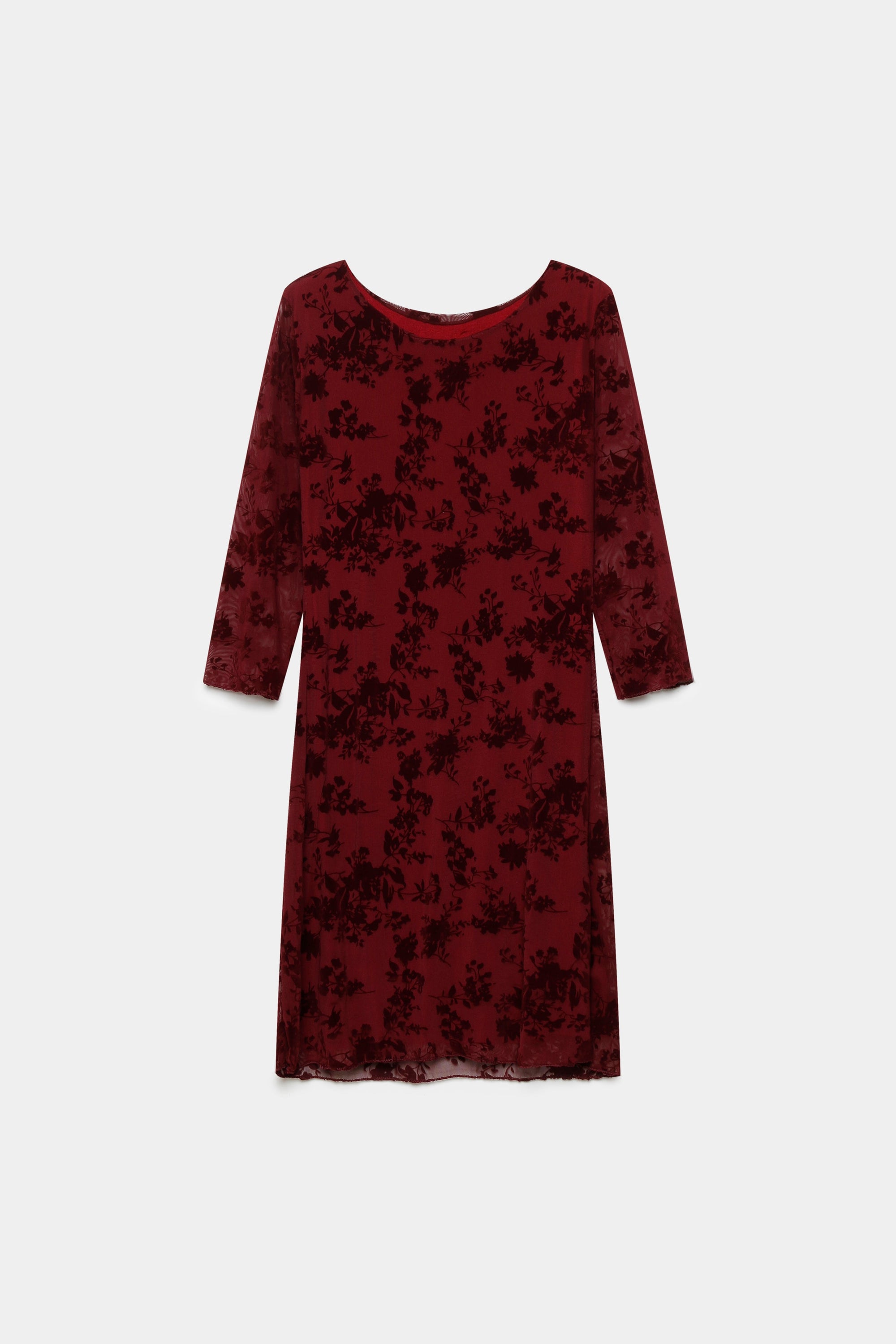 Robe courte dentelle chic manches 3/4 bordeaux présentée seule, illustrant le design élégant et moderne adapté à différentes occasions. Robe courte dentelle.