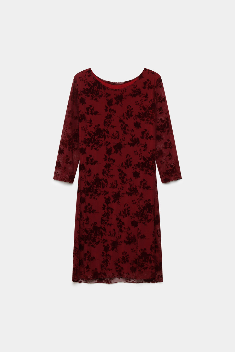 Robe courte dentelle chic manches 3/4 bordeaux présentée seule, illustrant le design élégant et moderne adapté à différentes occasions. Robe courte dentelle.