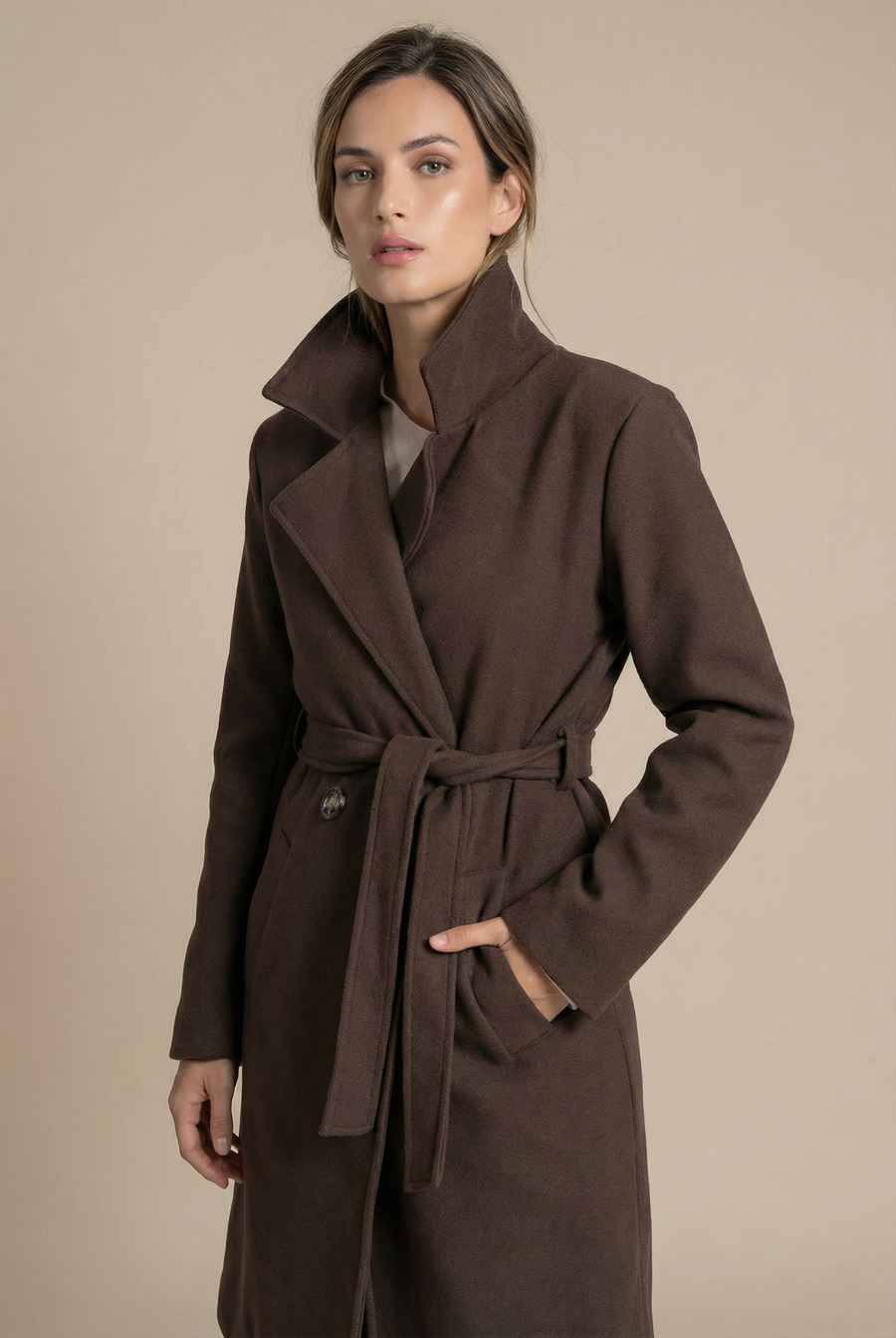 Manteau croisé femme élégant – Coupe droite ceinturée look complet