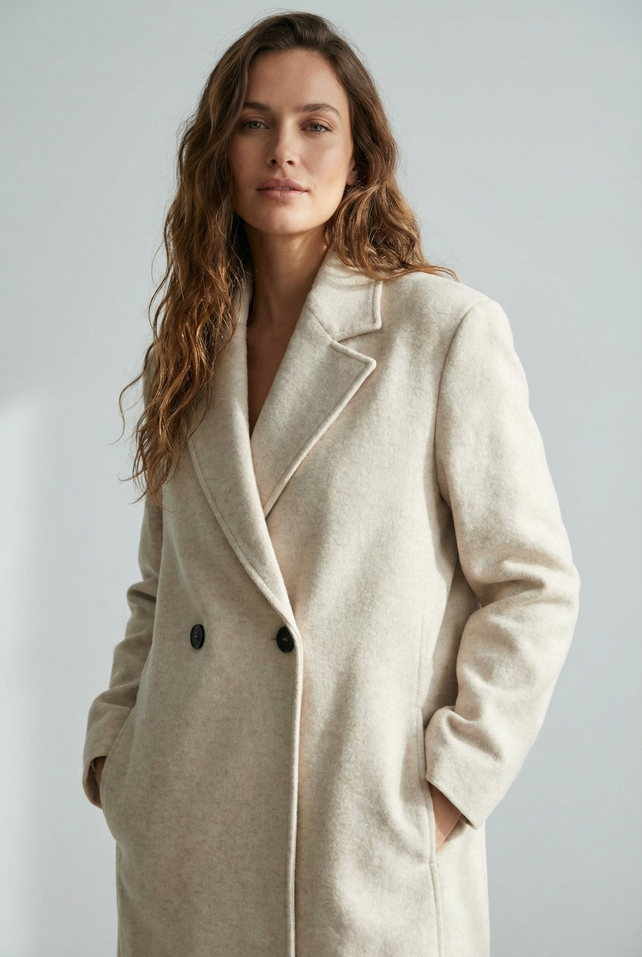 Manteau long beige clair croisé vue de profil