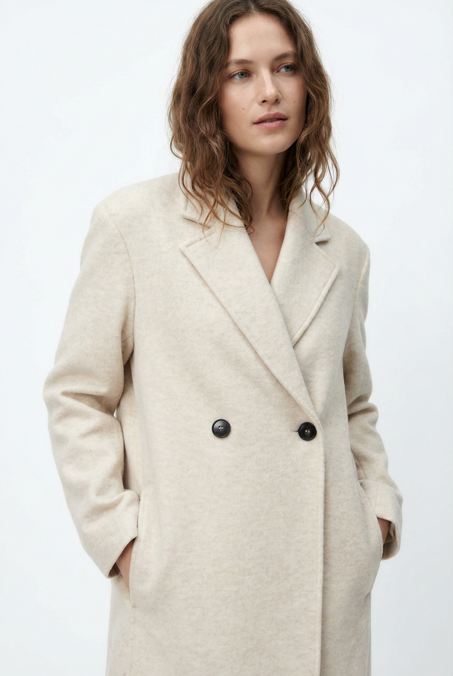 Manteau long beige clair croisé vue portée