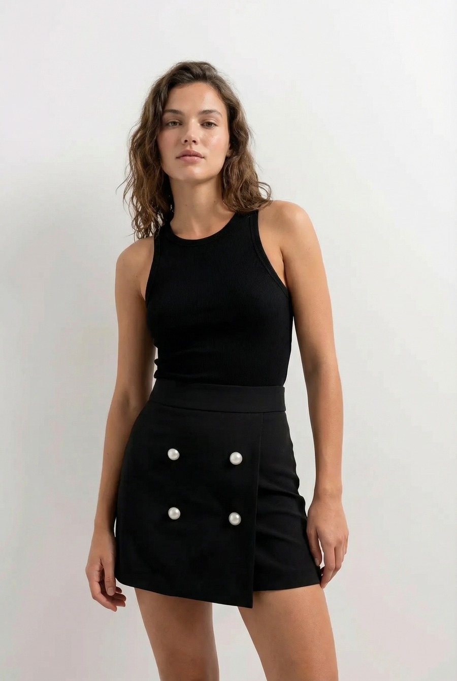 Mini Jupe Élégante Avec Boutons En Perle vue portée