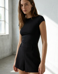 Minifalda plisada negra con abertura: elegante, cómoda y versátil para cualquier ocasión.