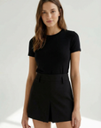 Minifalda plisada negra con abertura: elegante, cómoda y versátil para cualquier ocasión.