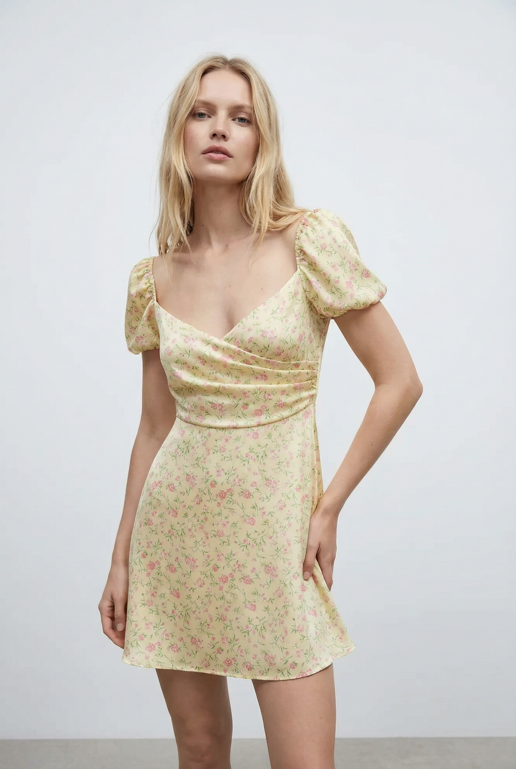 Minivestido romántico con estampado floral amarillo pálido, escote corazón y mangas abullonadas