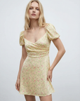 Minivestido romántico con estampado floral amarillo pálido, escote corazón y mangas abullonadas