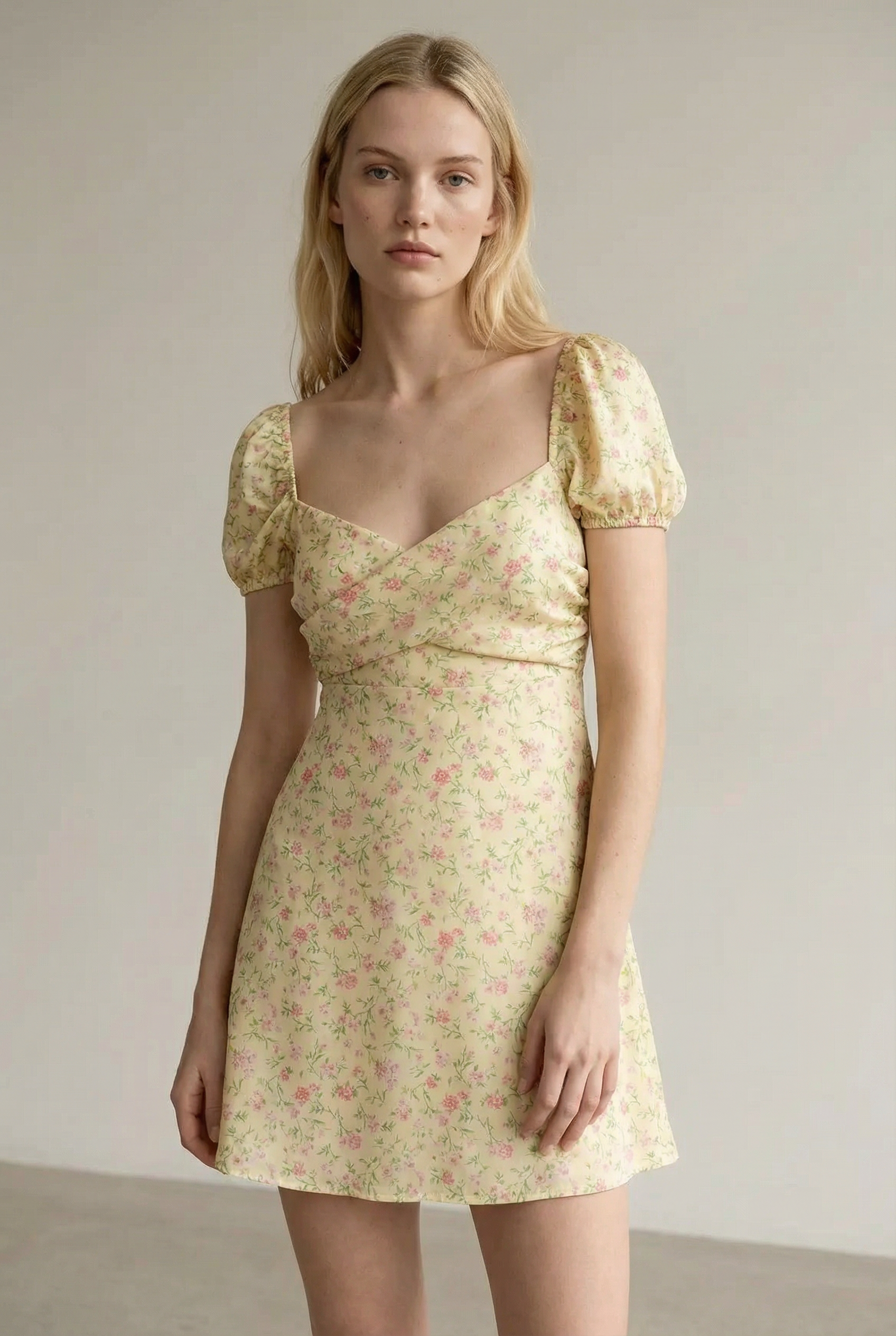 Minivestido romántico con estampado floral amarillo pálido, escote corazón y mangas abullonadas