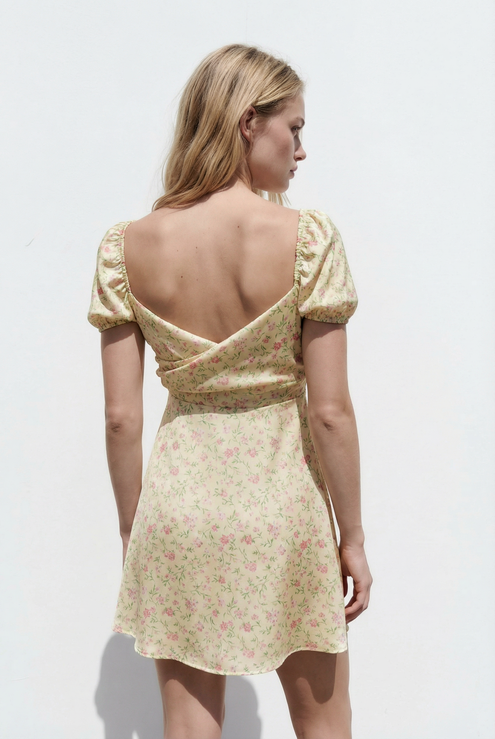Minivestido romántico con estampado floral amarillo pálido, escote corazón y mangas abullonadas
