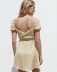 Minivestido romántico con estampado floral amarillo pálido, escote corazón y mangas abullonadas
