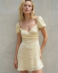 Minivestido romántico con estampado floral amarillo pálido, escote corazón y mangas abullonadas