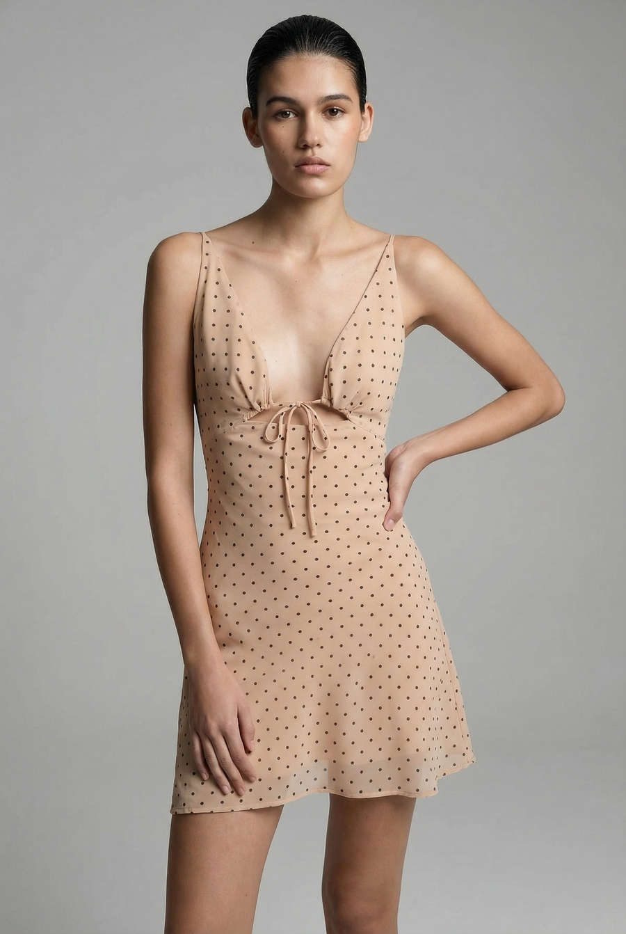 Vestido mini estampado de lunares con escote en V