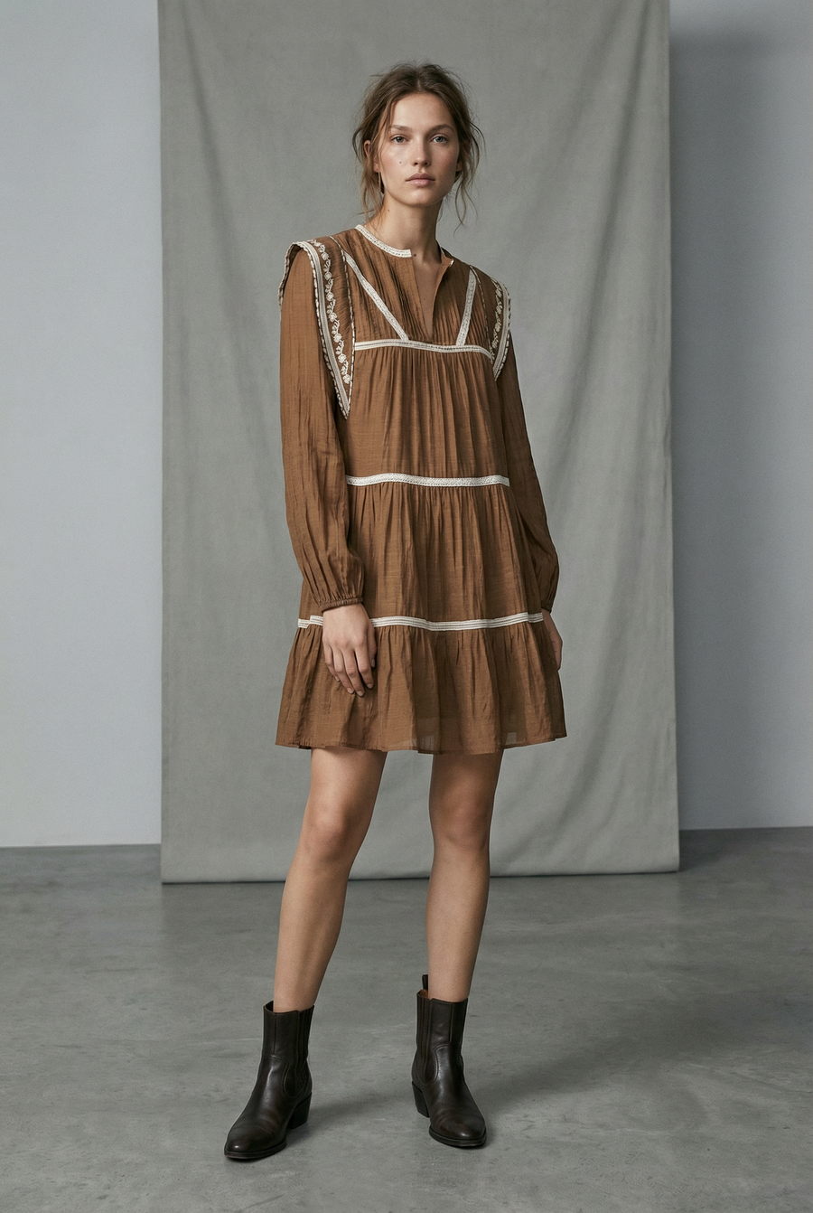 Robe fluide brodée élégante – Manches longues