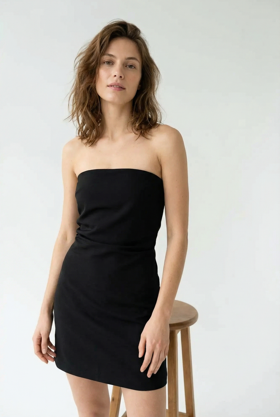 Mini Robe Noire Drapée Bustier Élégante - Confort & Style Pour Chaque Occasion vue portée
