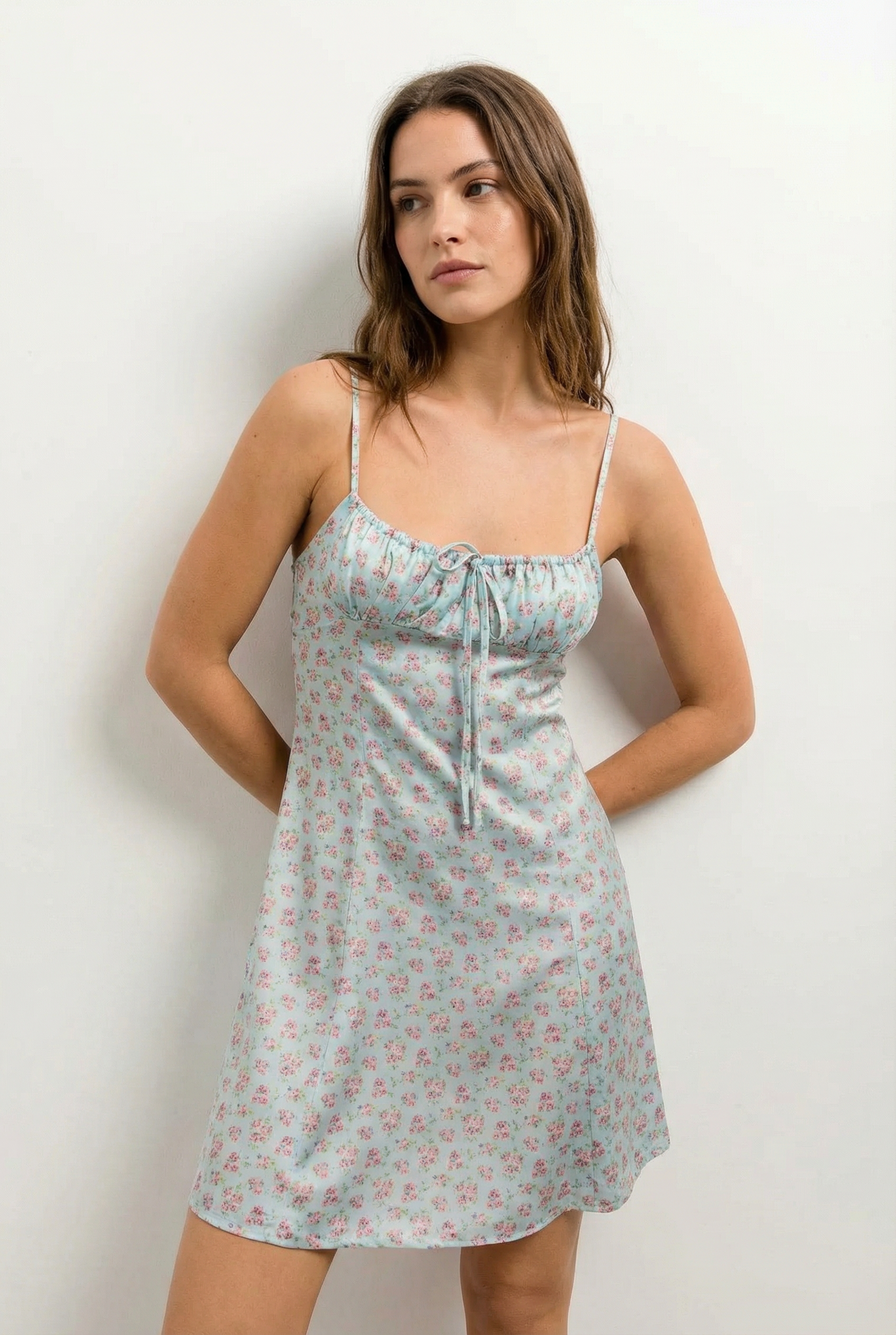 Mini Robe Satin Bleu Pastel À Fleurs - Coupe Courte, Bretelles Fines, Décolleté Froncé