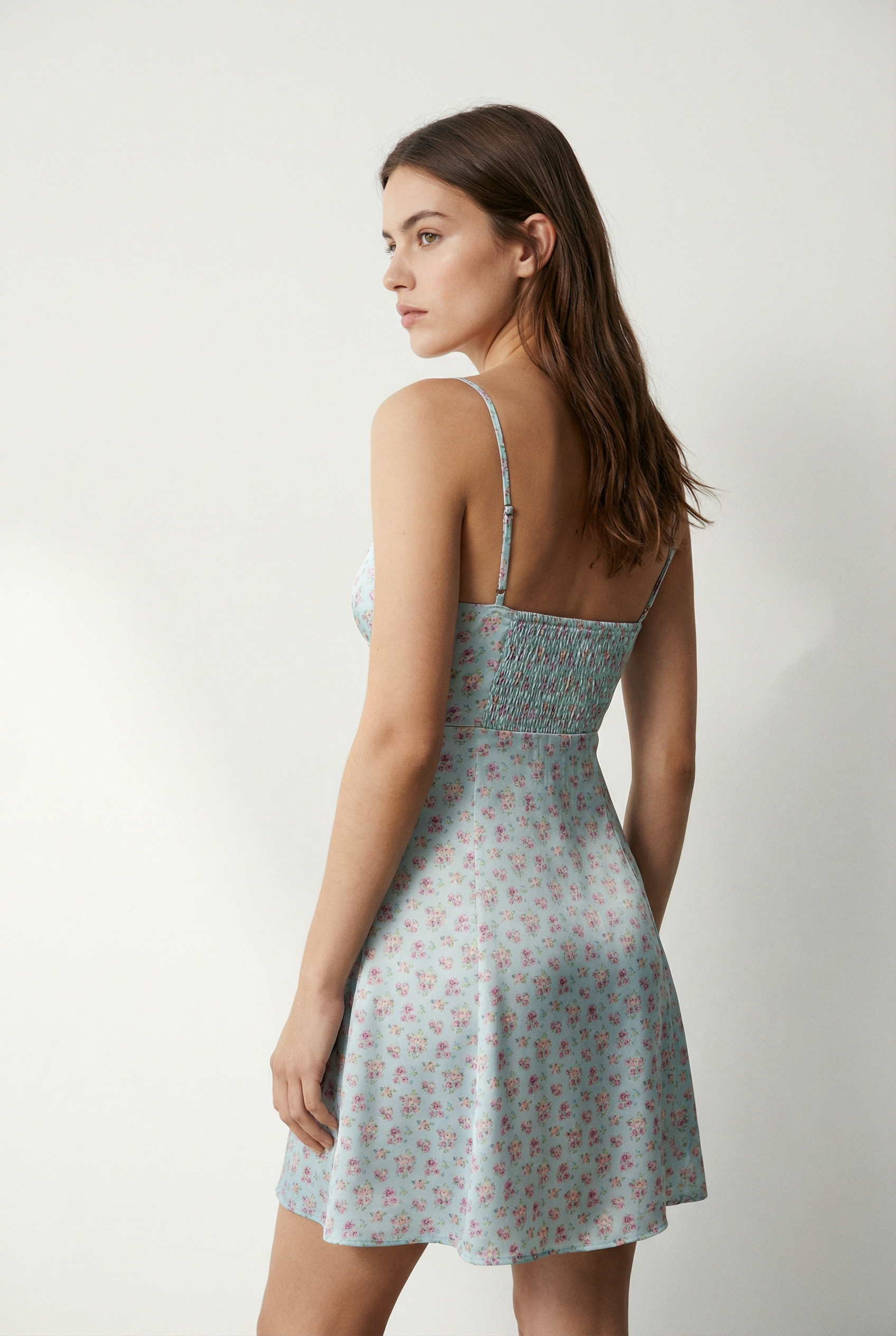 Mini Robe Satin Bleu Pastel À Fleurs - Coupe Courte, Bretelles Fines, Décolleté Froncé