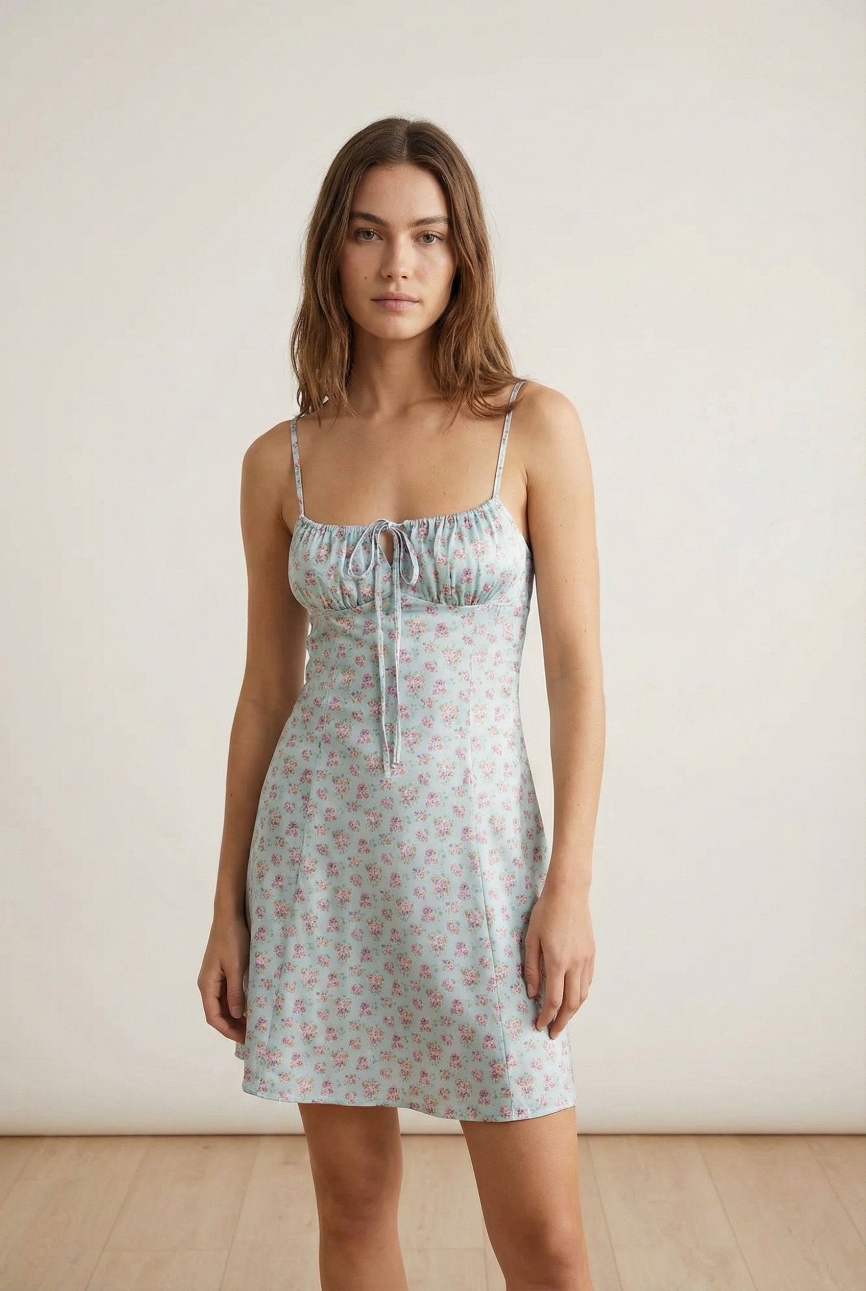 Mini Robe Satin Bleu Pastel À Fleurs - Coupe Courte, Bretelles Fines, Décolleté Froncé