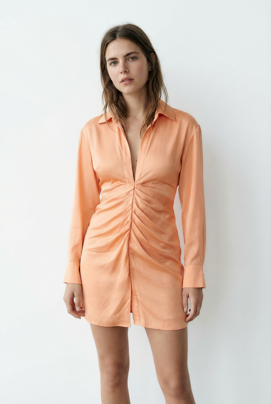 Minivestido de noche de satén color naranja melocotón con mangas largas y escote pronunciado