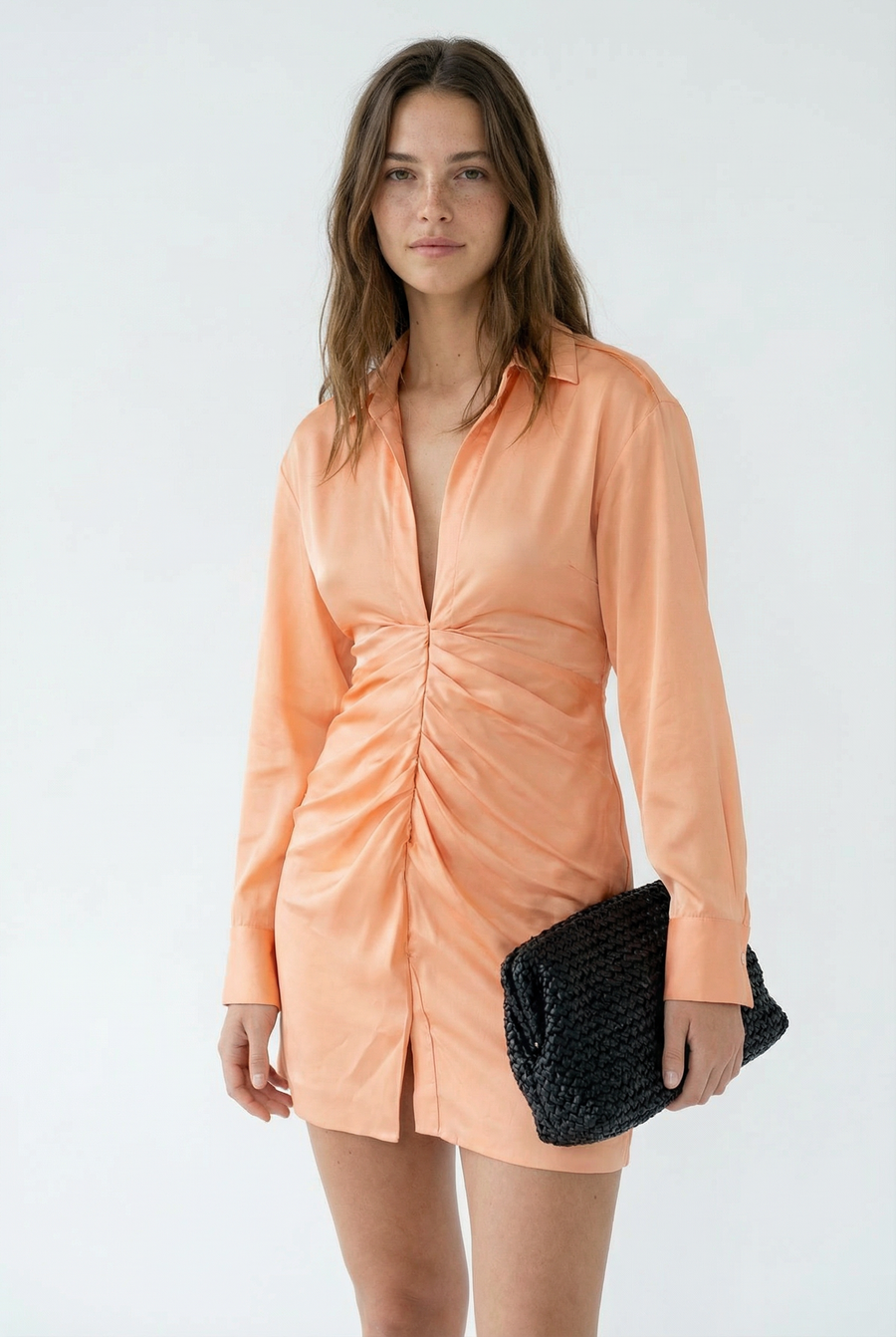 Minivestido de noche de satén color naranja melocotón con mangas largas y escote pronunciado
