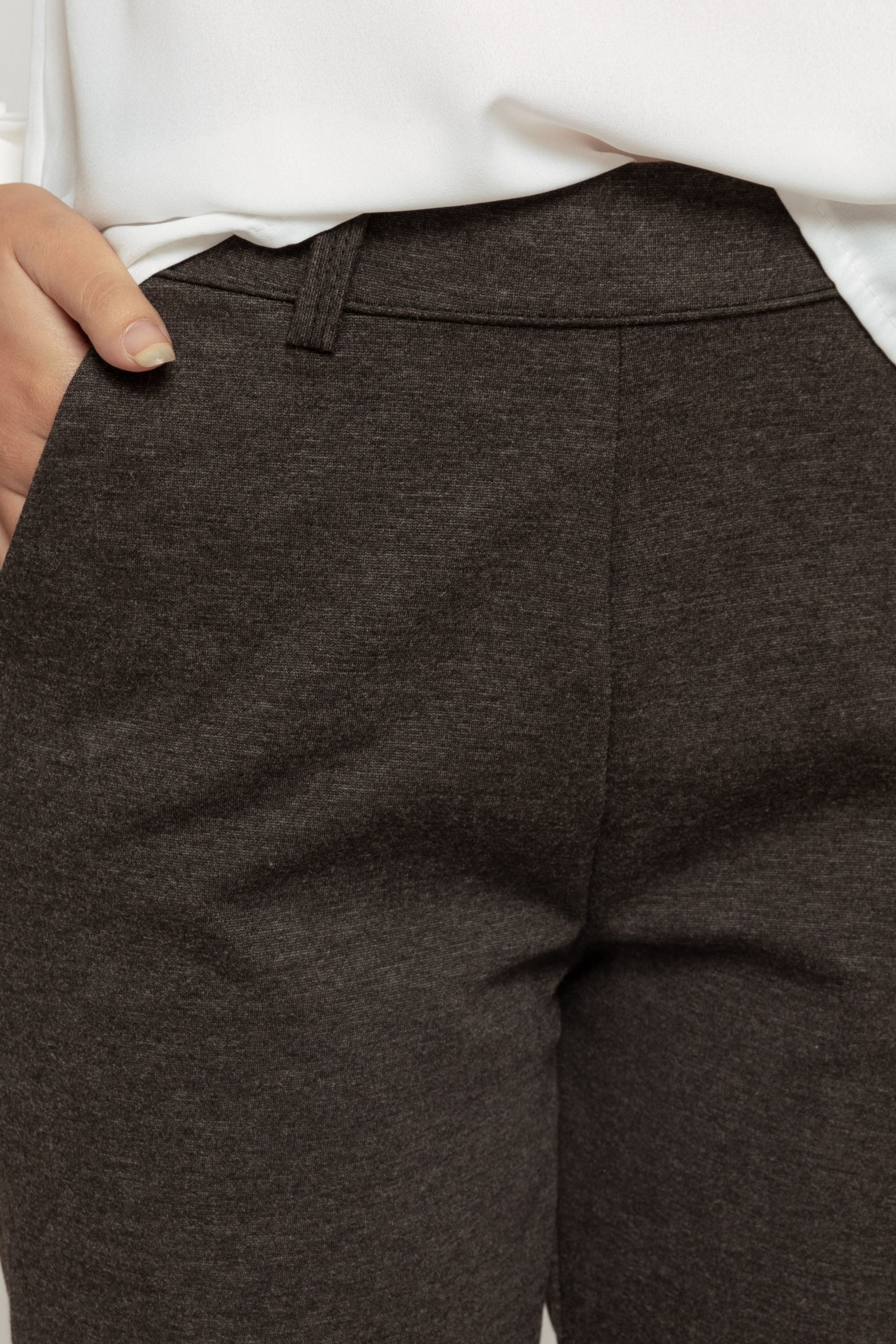 Zoom sur le pantalon fluide taille haute gris, mettant en évidence la matière douce et le confort.