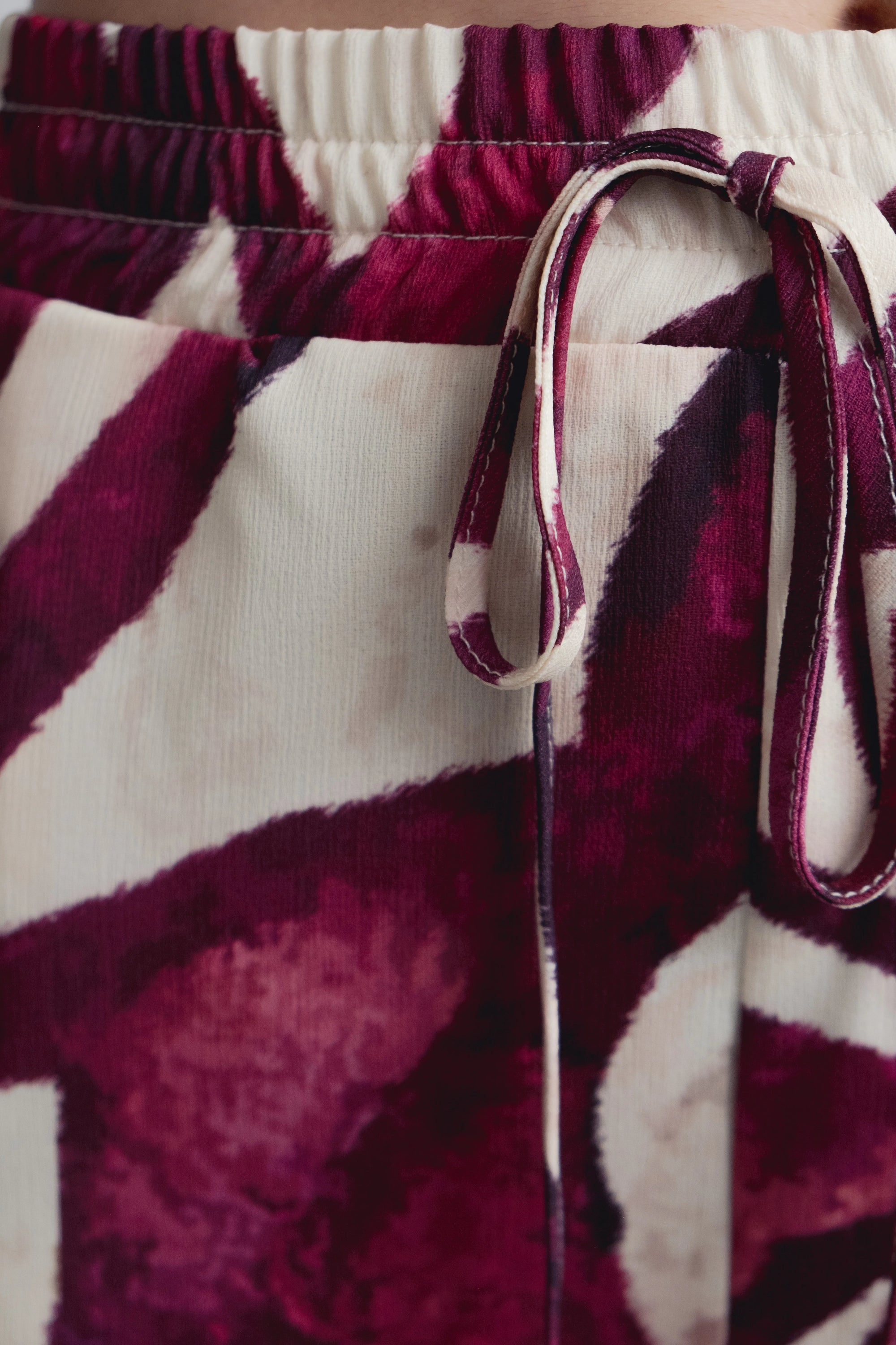 Pantalones holgados estampados para mujer en burdeos y morado: tejido ligero y moderno para el verano.