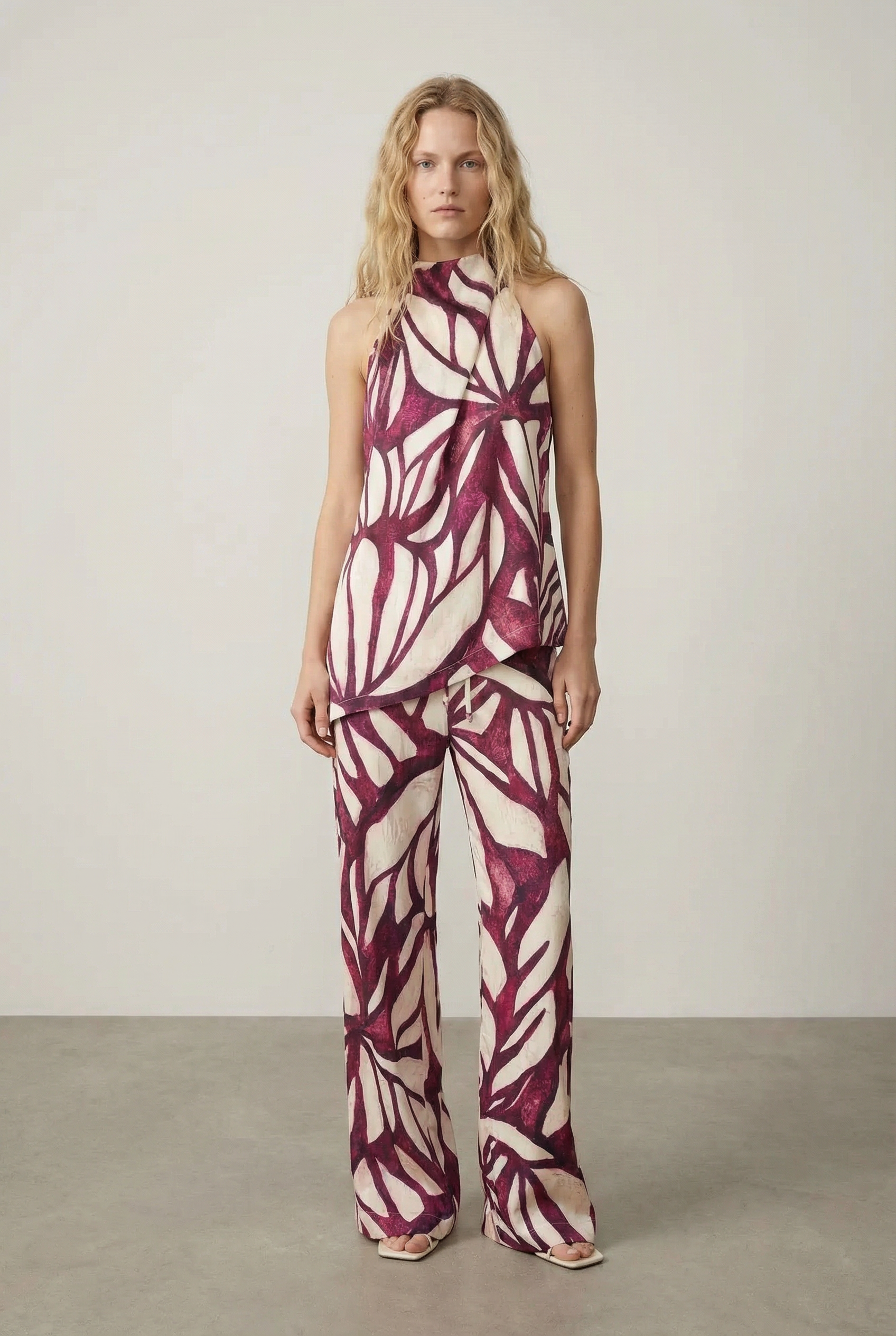 Pantalones holgados estampados para mujer en burdeos y morado: tejido ligero y moderno para el verano.