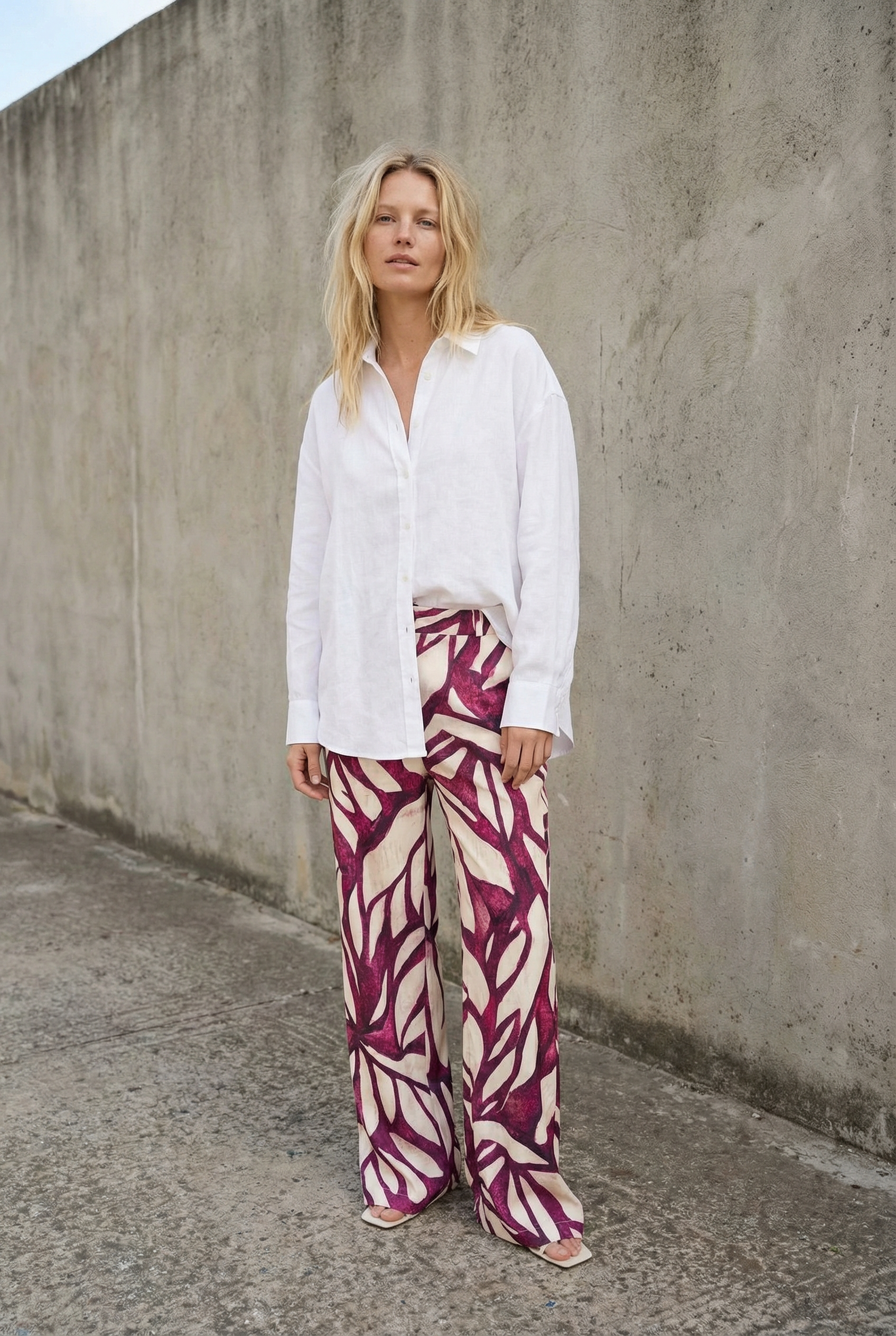 Pantalones holgados estampados para mujer en burdeos y morado: tejido ligero y moderno para el verano.