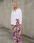 Pantalones holgados estampados para mujer en burdeos y morado: tejido ligero y moderno para el verano.