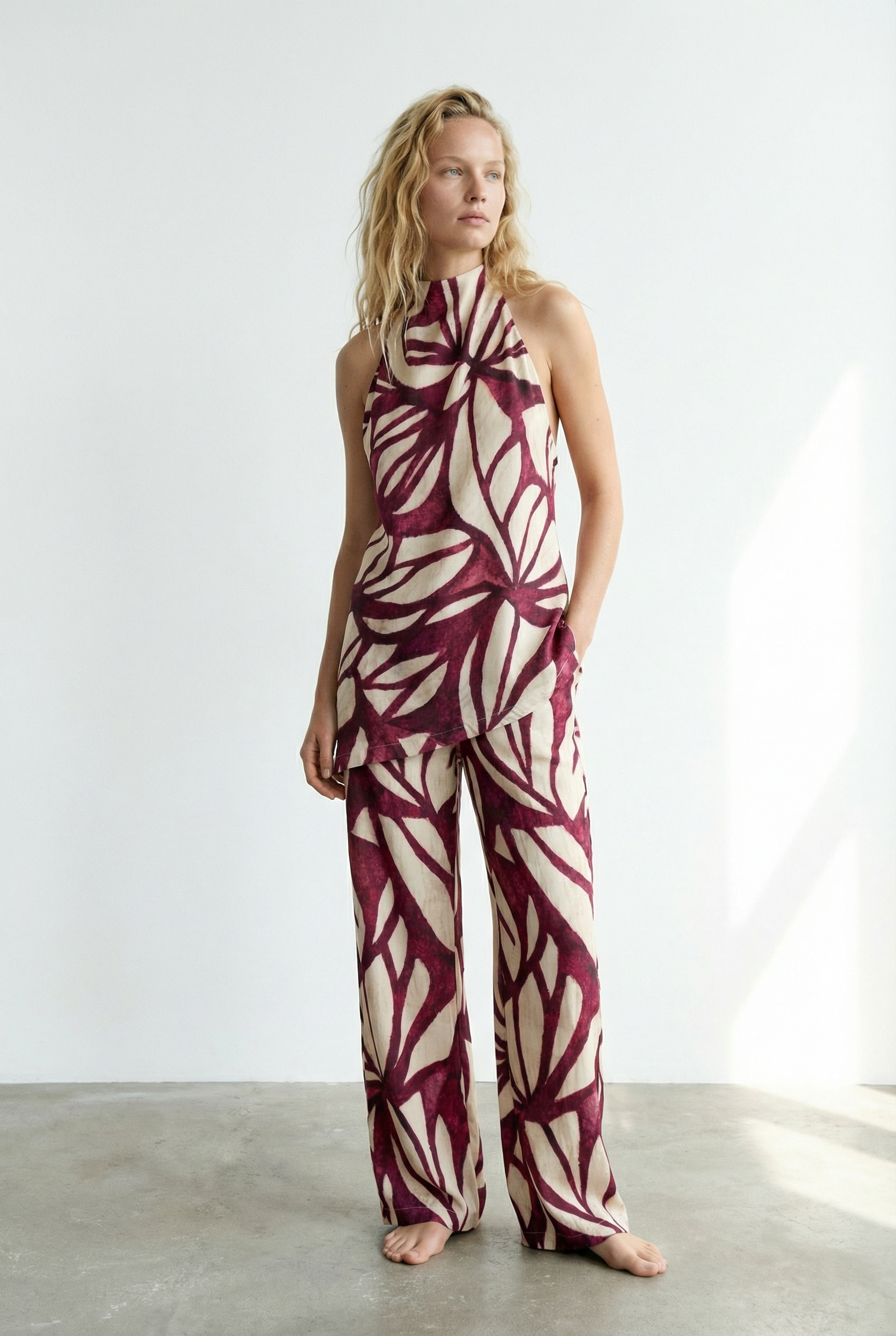 Pantalones holgados estampados para mujer en burdeos y morado: tejido ligero y moderno para el verano.