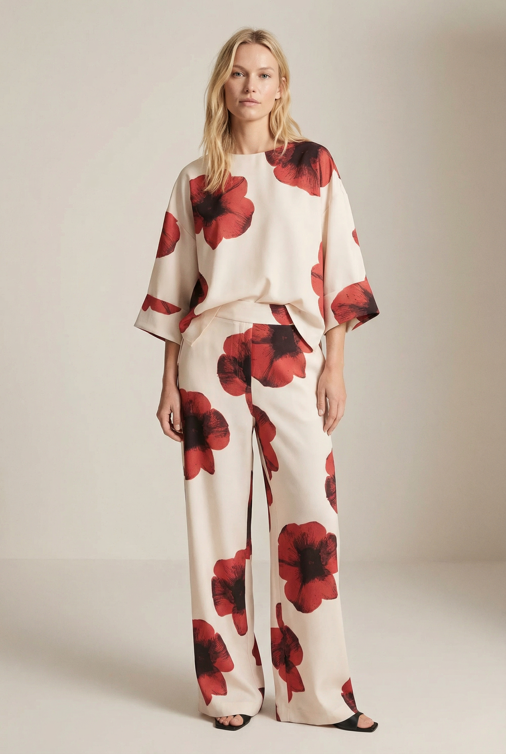 Pantalón de mujer con estampado floral rojo sobre blanco: corte recto moderno, tejido ligero y comodidad óptima.