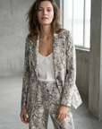 Pantalones Palazzo de pitón con estampado animal chic para mujer, cintura alta y sueltos para un estilo atrevido.