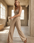 Pantalones pareo beige fluidos de cintura alta y drapeados: elegantes y cómodos para el verano.