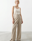 Pantalones pareo beige fluidos de cintura alta y drapeados: elegantes y cómodos para el verano.