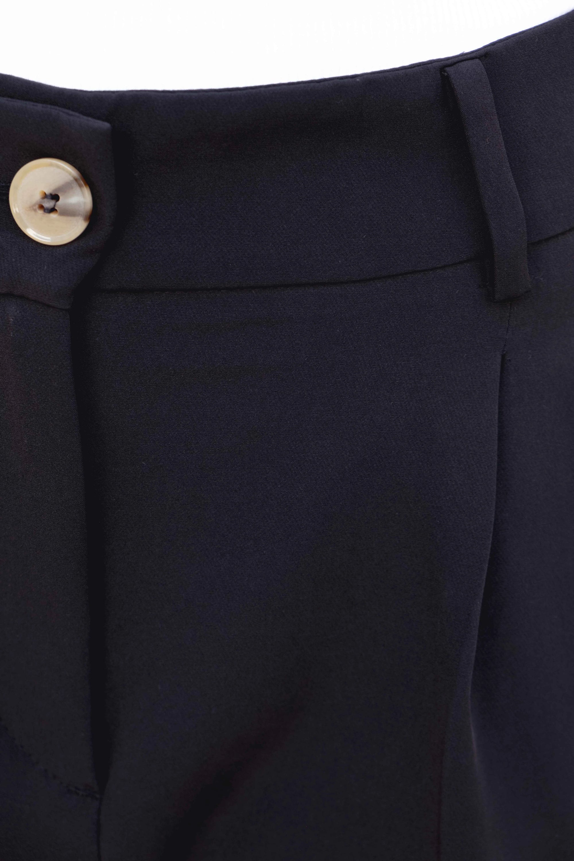 Pantalones cortos plisados ​​de cintura baja para mujer, negros o beige: elegancia y comodidad para el día a día.
