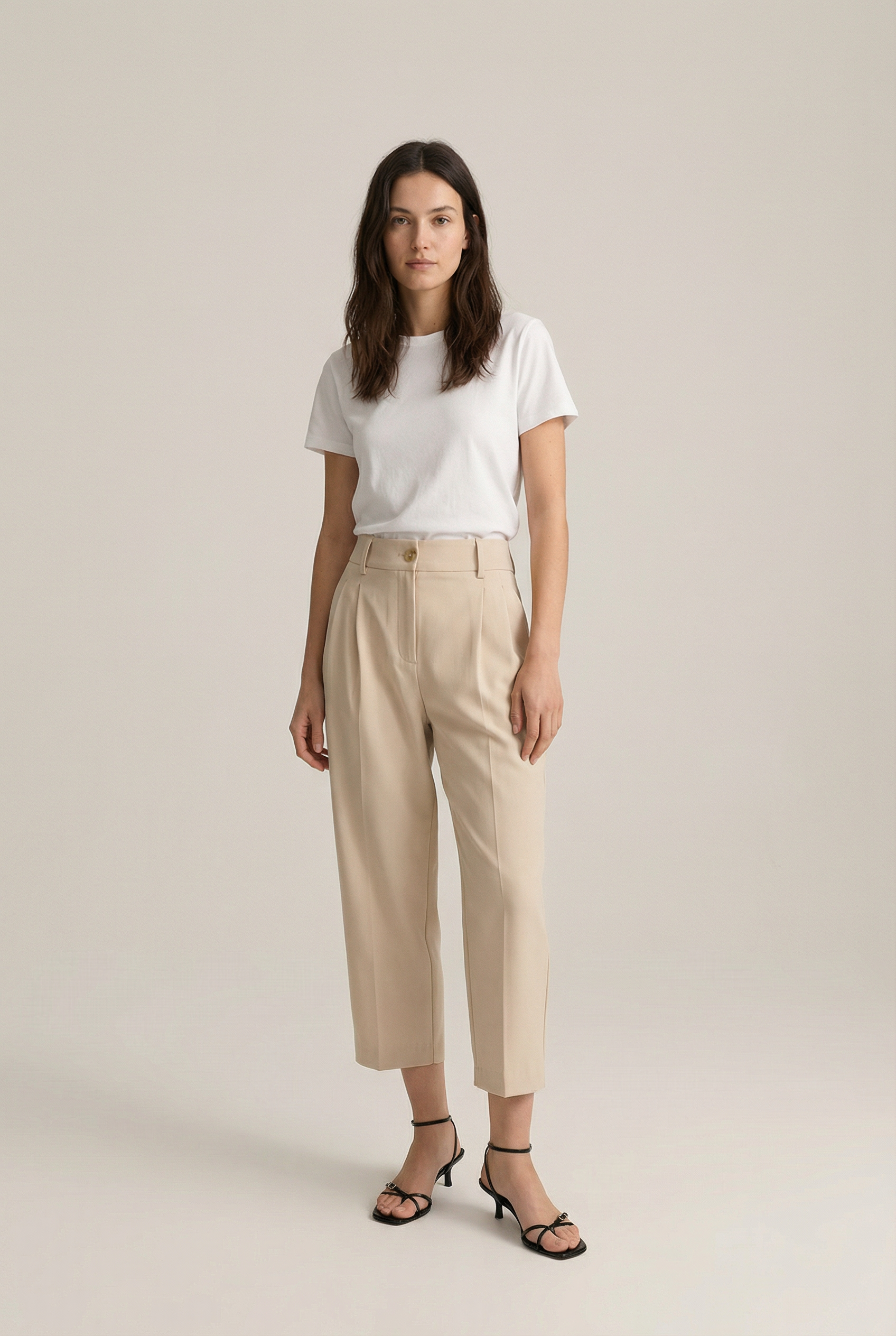 Pantalones cortos plisados ​​de cintura baja para mujer, negros o beige: elegancia y comodidad para el día a día.