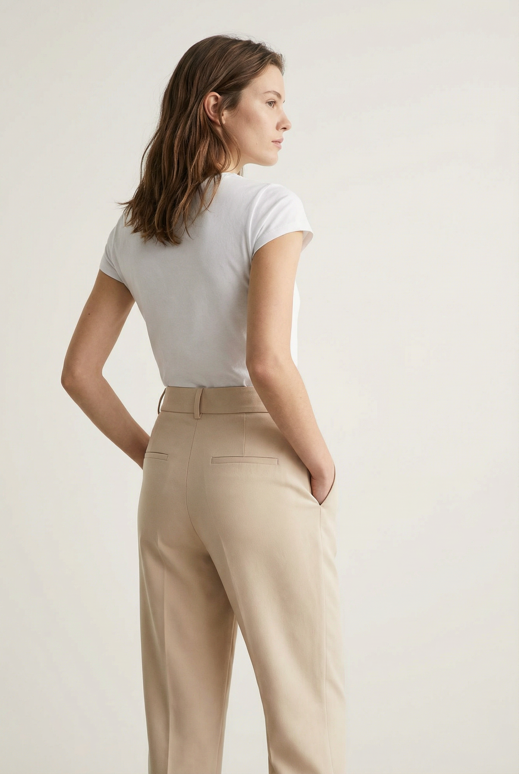 Pantalones cortos plisados ​​de cintura baja para mujer, negros o beige: elegancia y comodidad para el día a día.