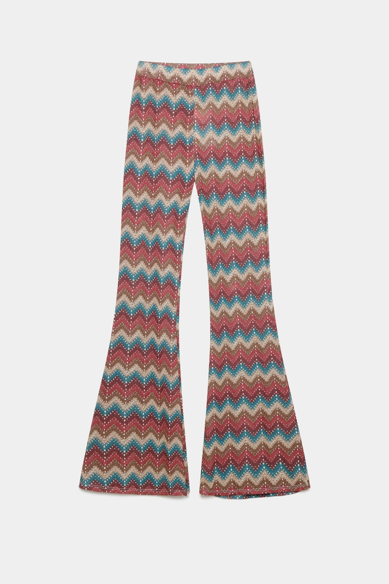 Pantalon flare taille haute fluide imprimé en zigzag multicolore sur fond blanc.