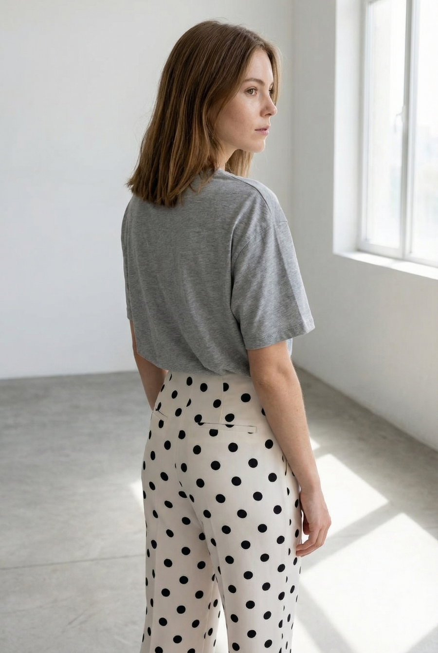 Look casual chic avec pantalon à pois femme noir et blanc