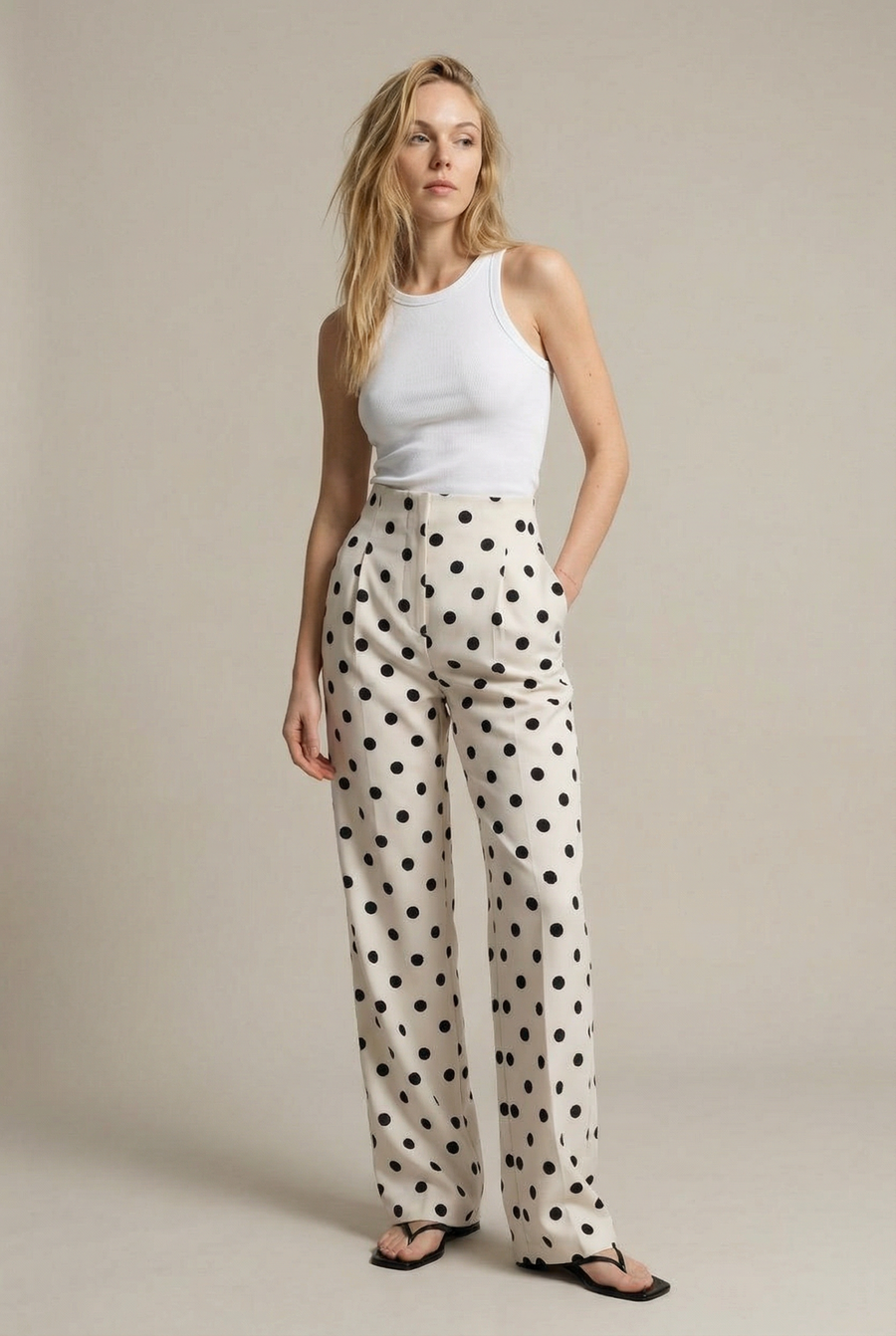 Pantalon femme blanc cassé à pois noirs coupe droite fluide