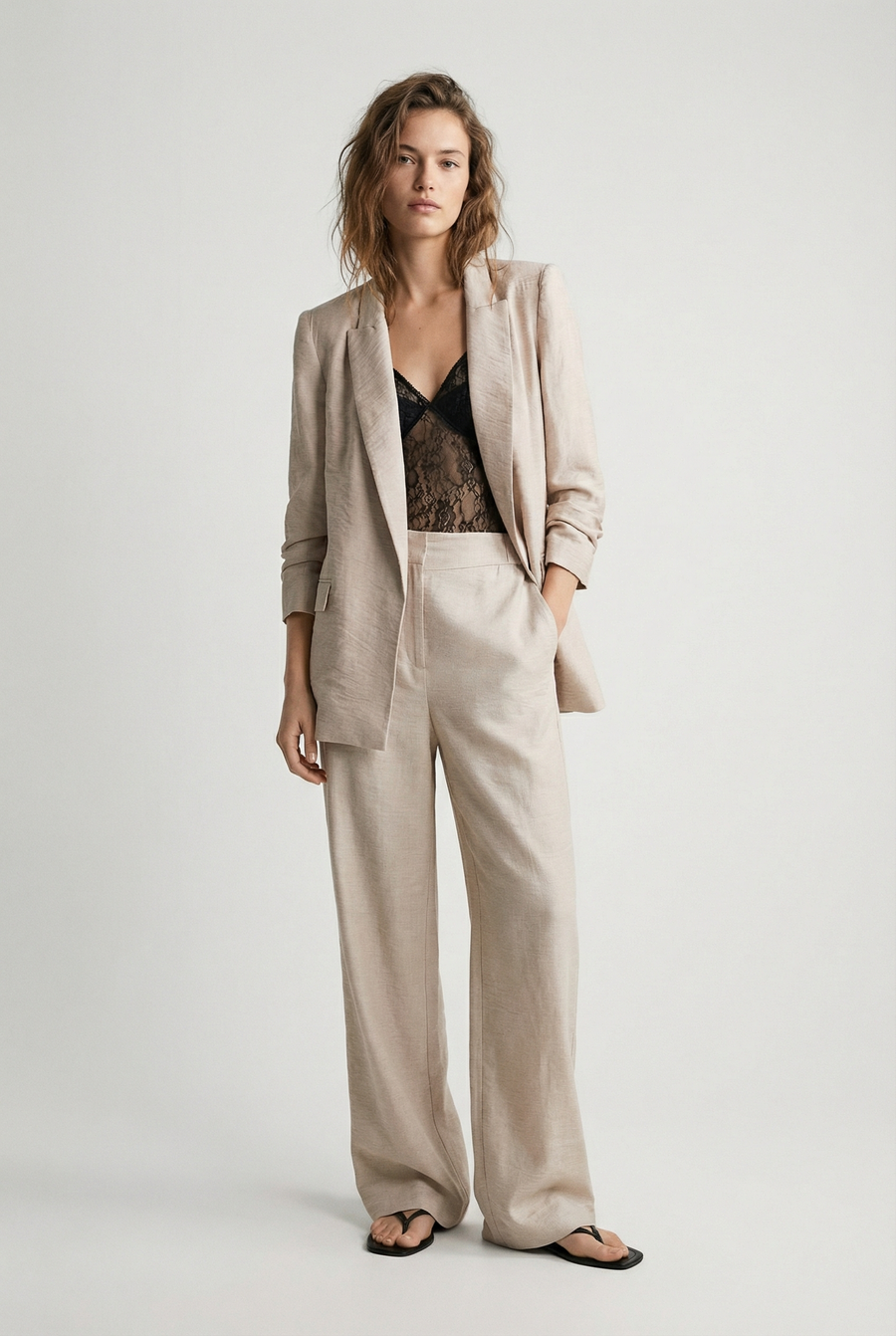 Pantalon fluide beige texturé taille haute vue de profil